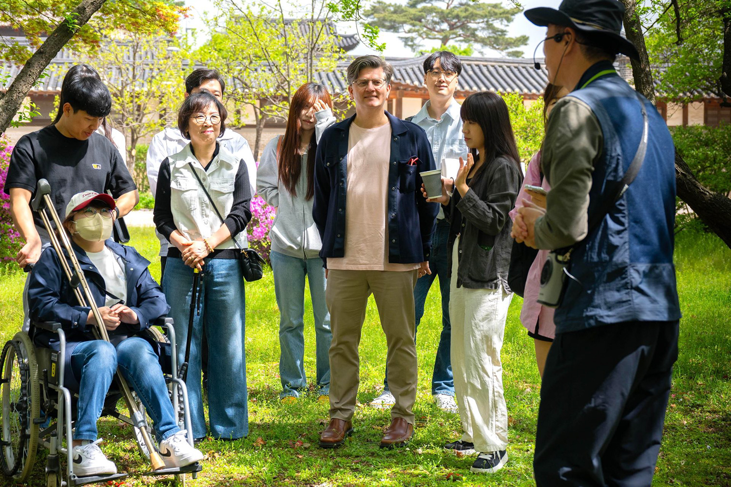 [쿠팡 이미지3] 라이언 브라운 쿠팡풀필먼트서비스 EHS부문 대표이사가 18일 서울 종로구 창덕궁에서 직원들과 함께 숲 해설사의 이야기를 듣고 있다