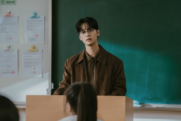 쿠팡플레이, '로맨스의 절댓값' 가우수 캐릭터 스틸