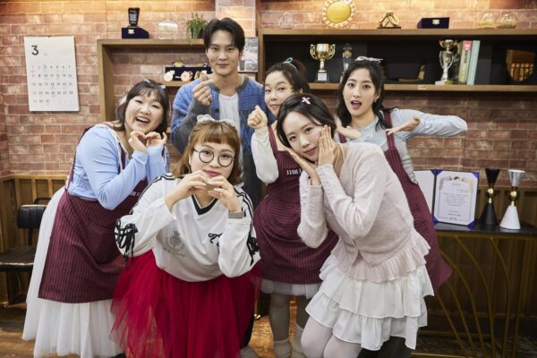 '자매치킨' 3월 게스트 라인업, 비하인드 컷 공개